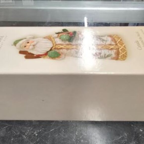 NEW UNOPENED BOX 2008 CANADA Santas Around the World by Hallmark Gold Crown - Picture 4 of 6